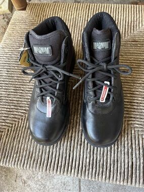 Women Magnum 3D2 Black Lace-Up Work Boots.  Comfort contoured inner sole